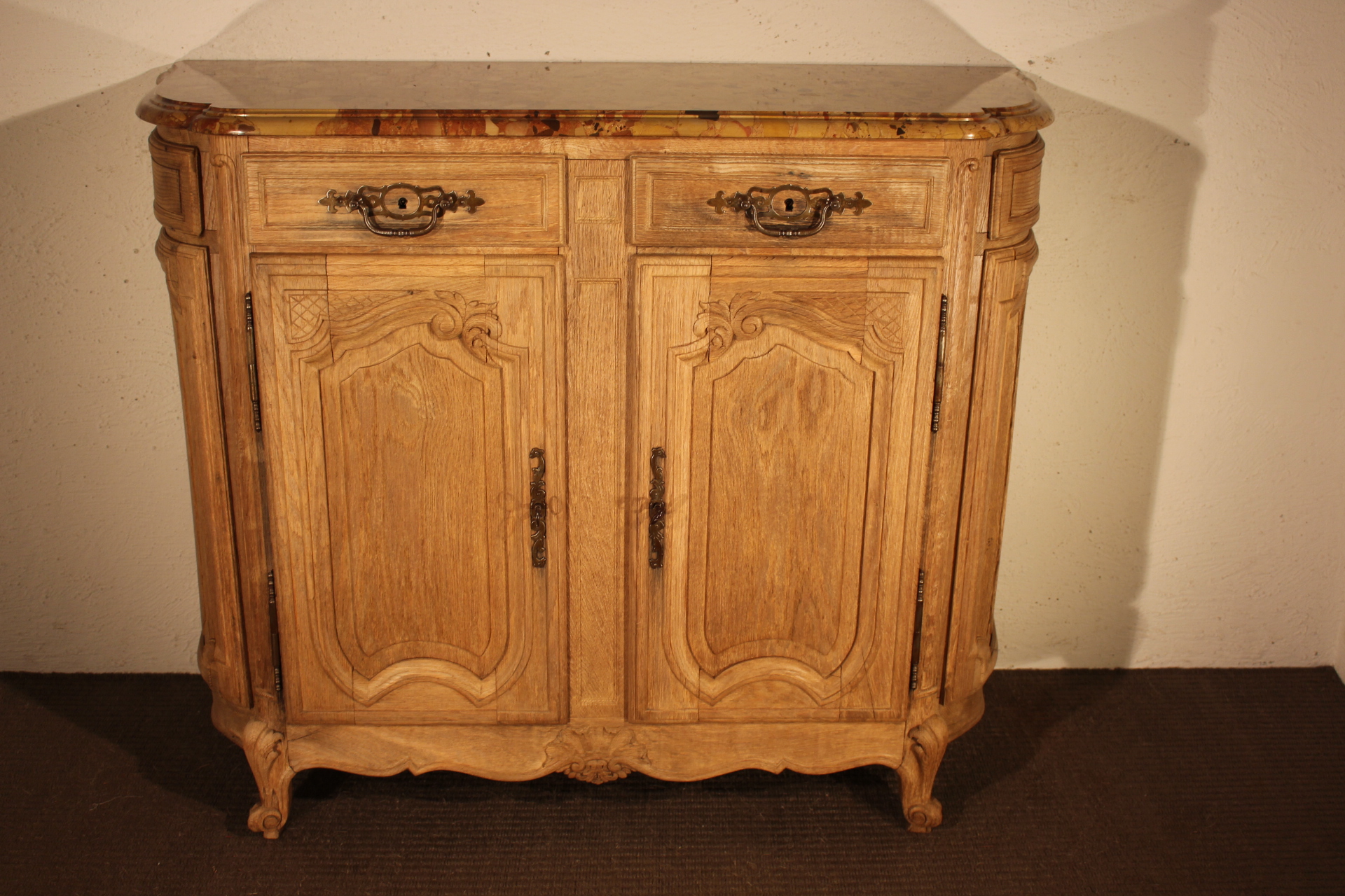 Bahut bas style Louis XV