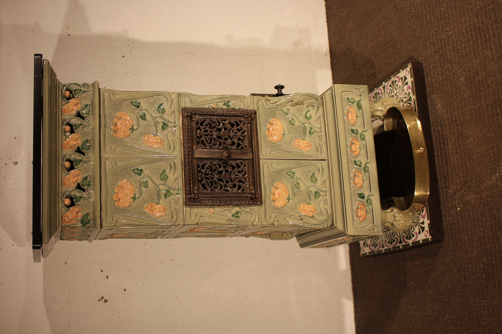  Fourneau en faïence Art Nouveau